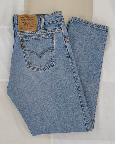 Vintage mid rise Levi's 550 jeans with a relaxed, tapered leg fit. Women's size 4 to 6.