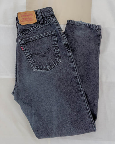 Vintage back Levi's 506 slim fit mom jeans. Women's size 4 to 6.
